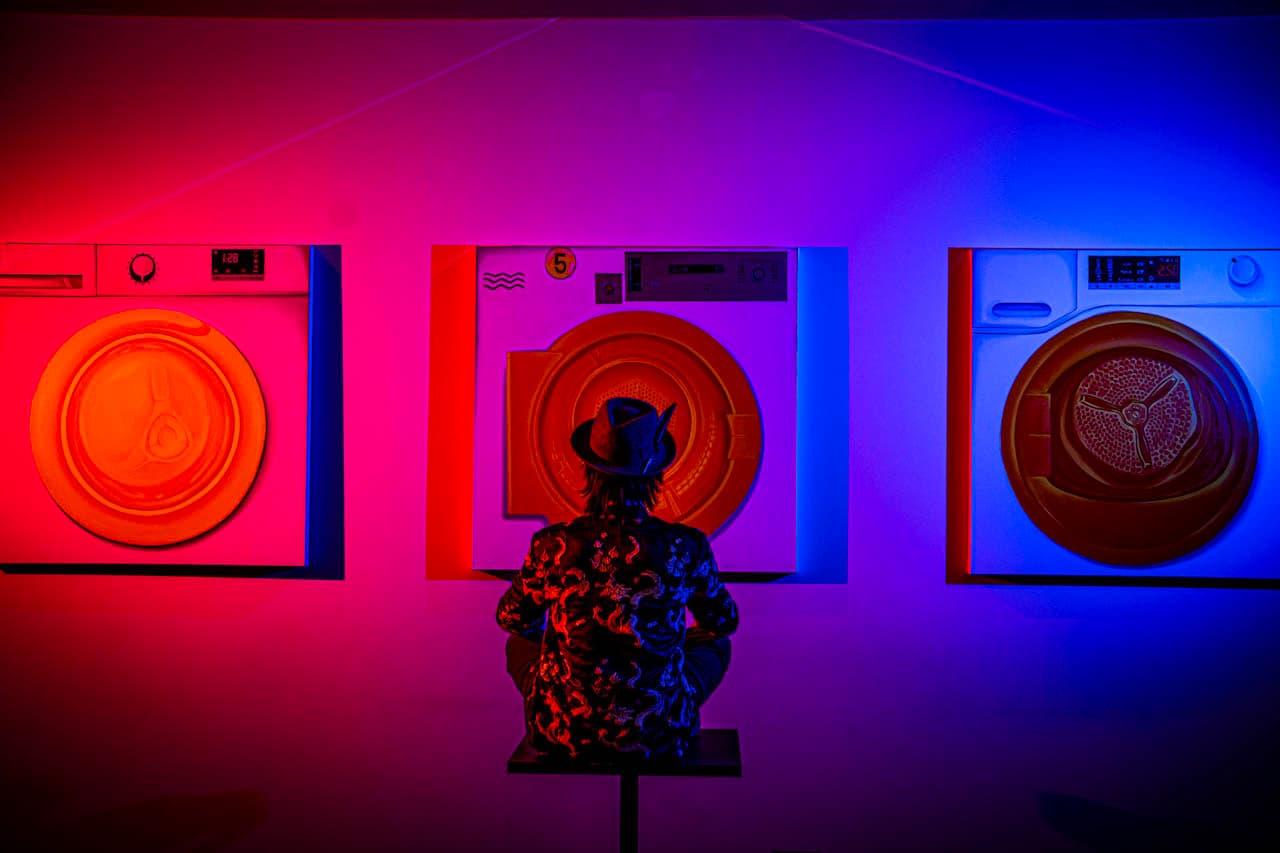 Installation artistique aux lumières néon, événement EDTH Paris